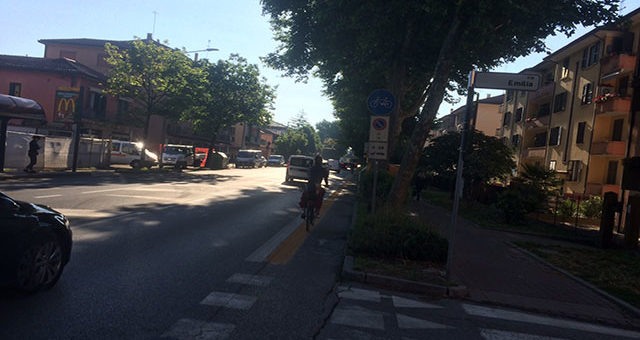 ciclista su pista ciclabile