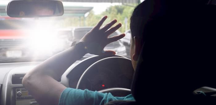 abbagliamento sole alla guida