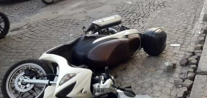 Caduta scooter su buca stradale