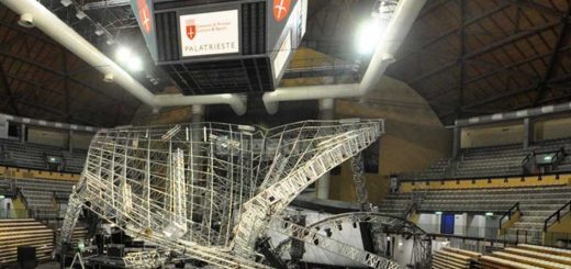 Crollo del palco del Palasport di Trieste