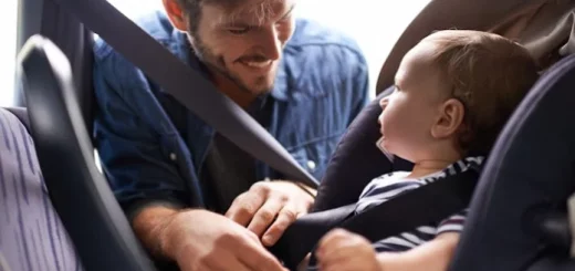 bambino su seggiolino auto