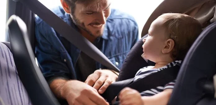 bambino su seggiolino auto