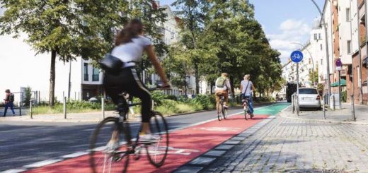 bicicletta su pista ciclabile